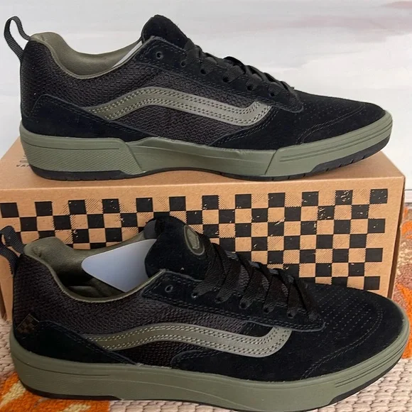 Vans WMNS Zahba
Fatigue/Black
VN0007QQFTB
SNEAKERS - Picture 1 of 16
